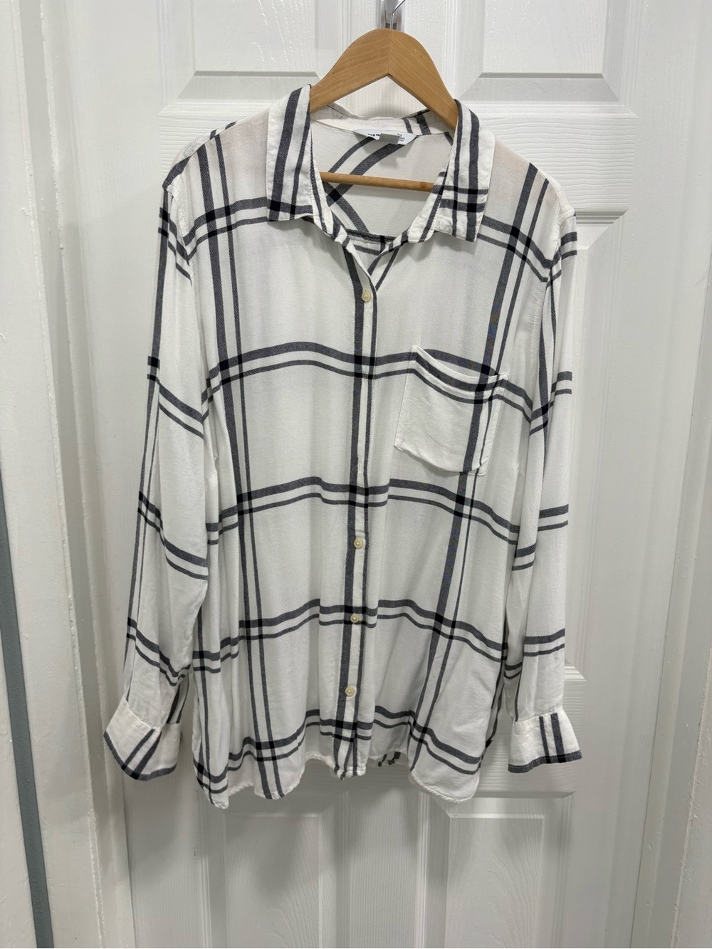 Old Navy The Classic Shirt White Button-Down with Navy Plaid